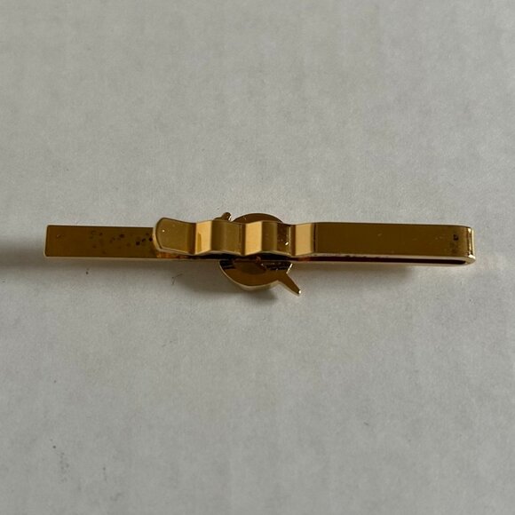 Gold tone tie clip with Celtic Sword design in original green hinged box - Picture 3 of 12